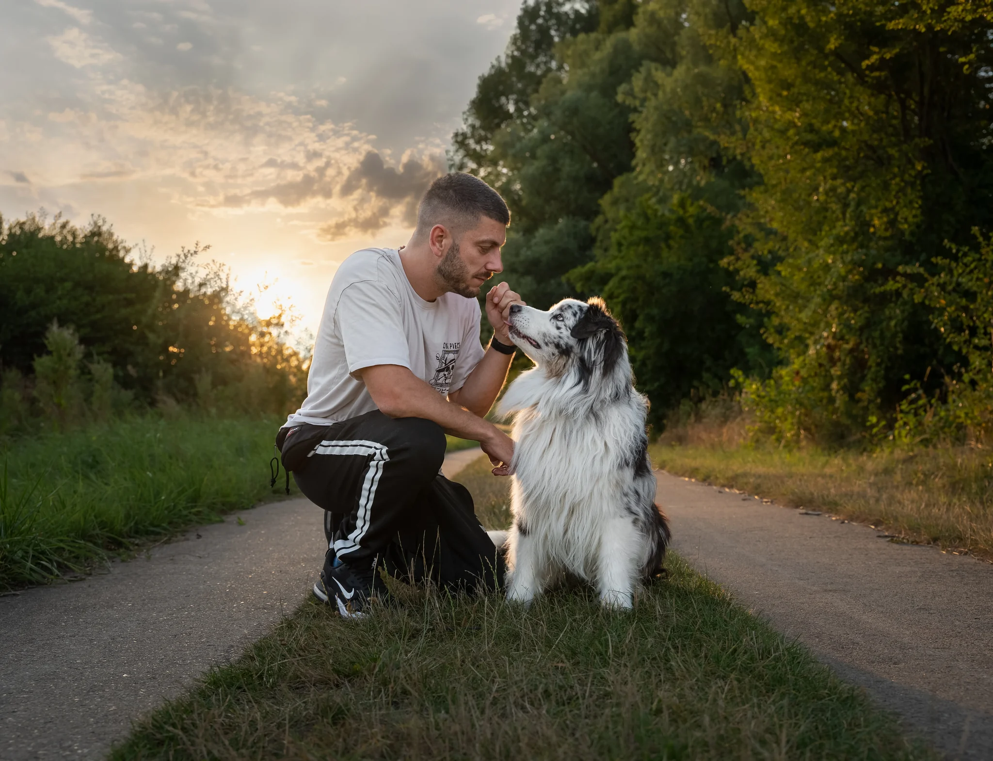 Marco mit seinem Australian Shepherd Mico bei einem Spaziergang im Abendlicht